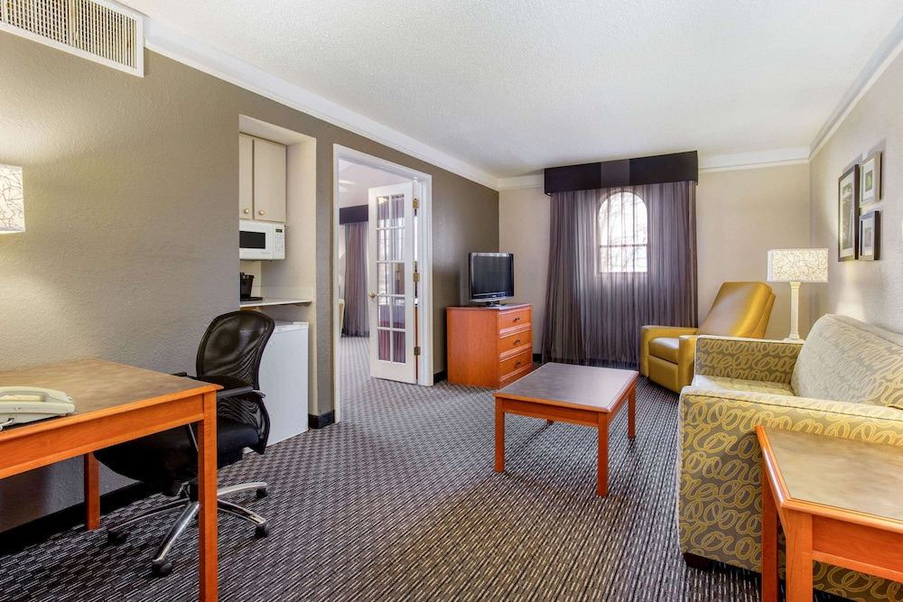 Photo of Livingroom in Champaign