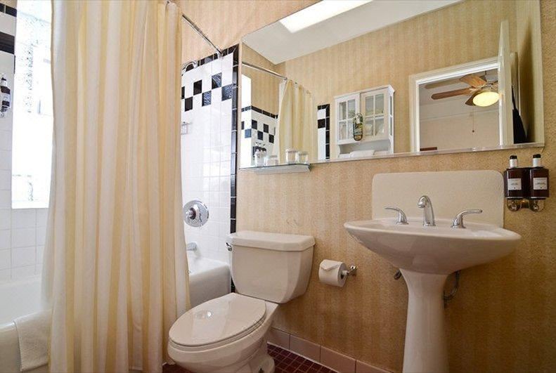 Photo of Bathroom in Lakeview