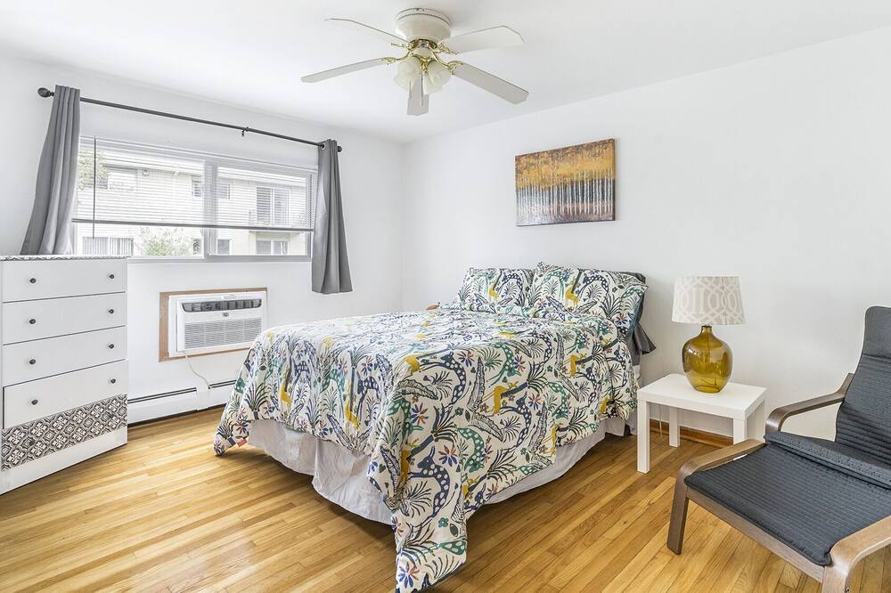 Photo of Bedroom in Des Plaines