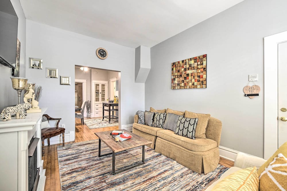 Photo of Livingroom in Old Town Triangle