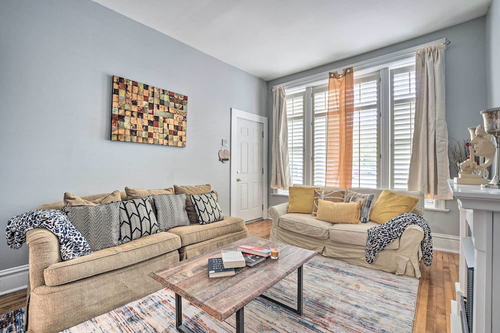 Photo of Livingroom in Old Town Triangle
