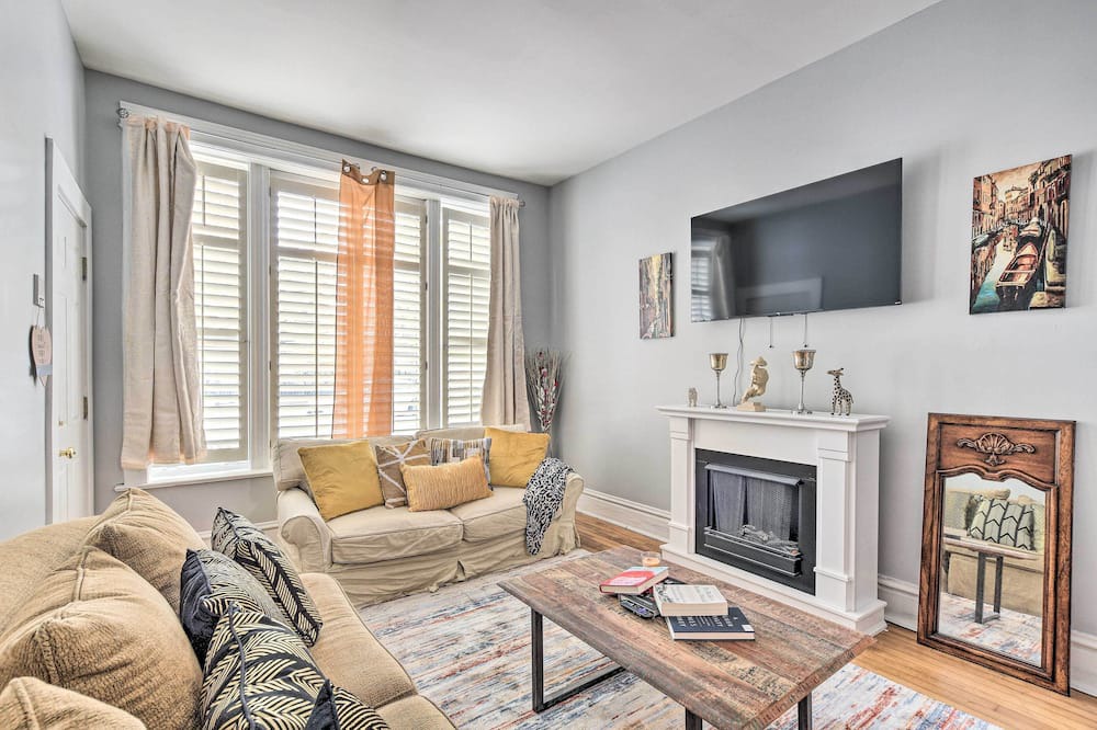Photo of Livingroom in Old Town Triangle