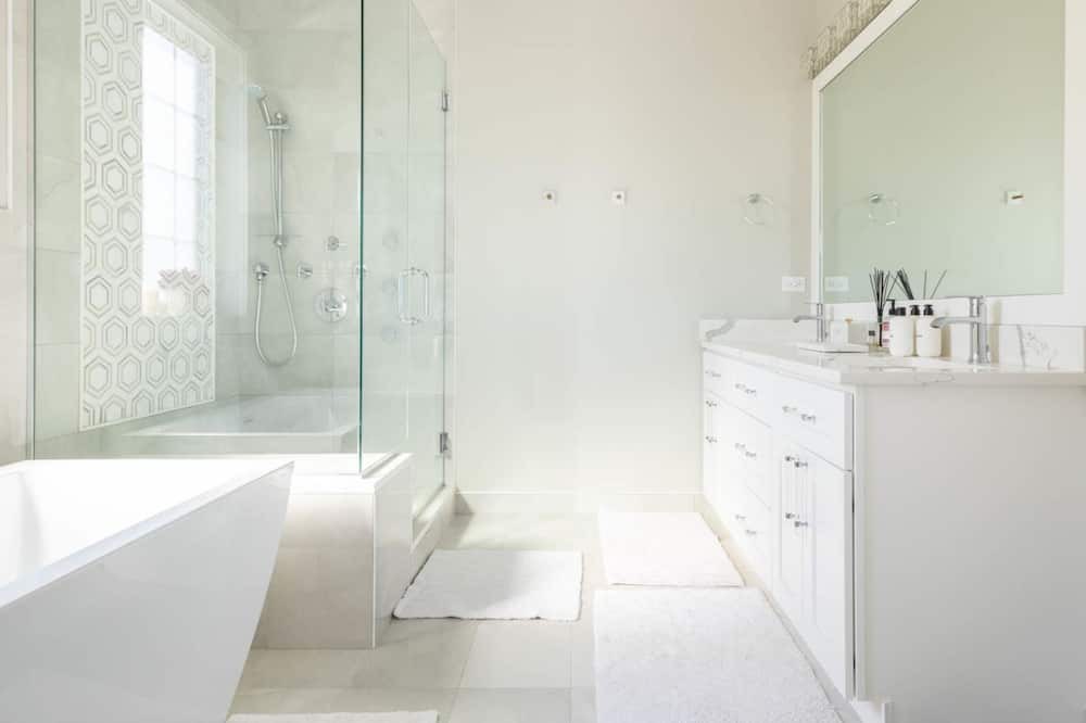 Photo of Bathroom in Grand Boulevard
