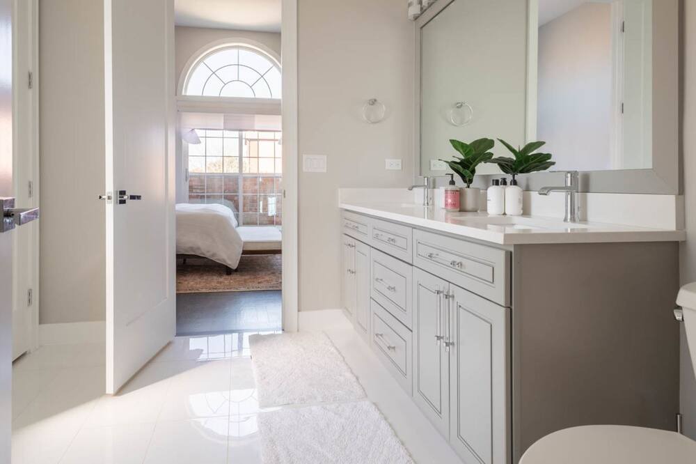 Photo of Bathroom in Grand Boulevard