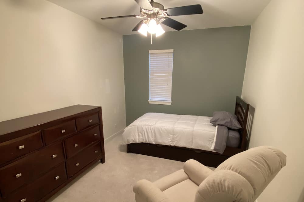 Photo of Bedroom in Woodlawn
