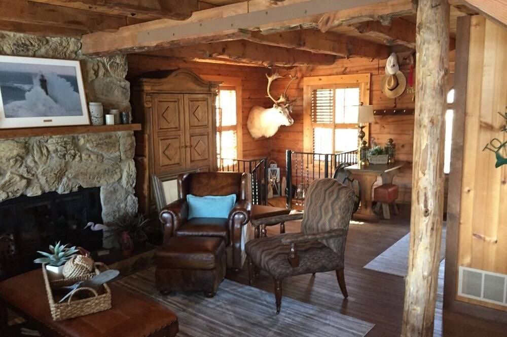 Photo of Livingroom in Oak Run