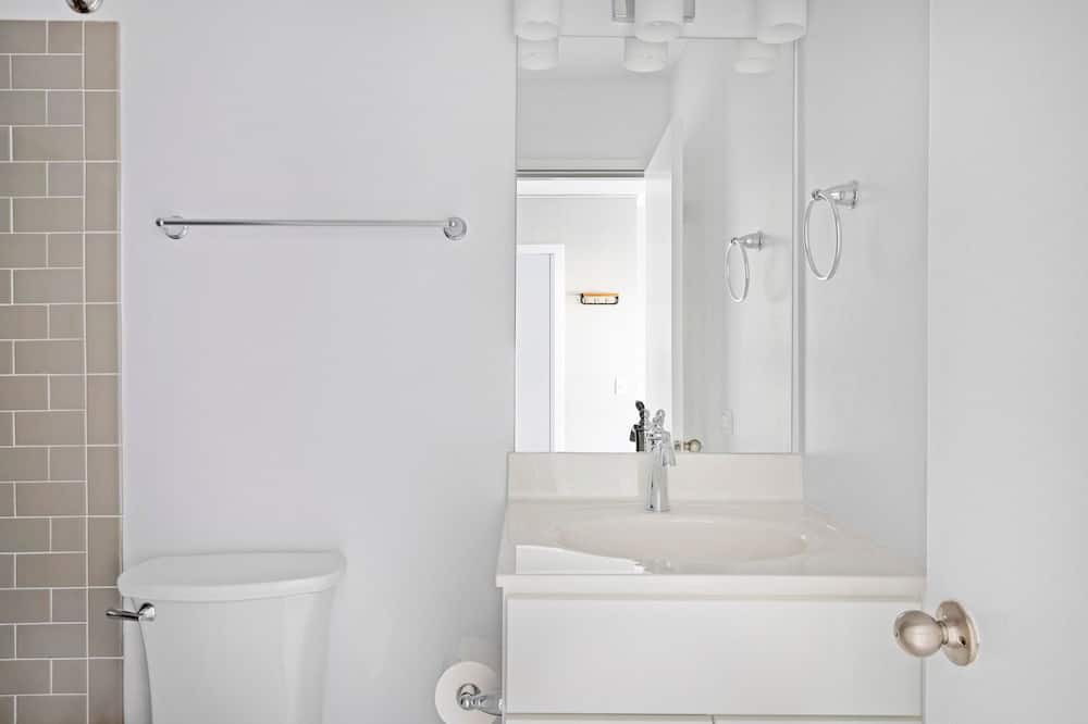 Photo of Bathroom in Lake View East