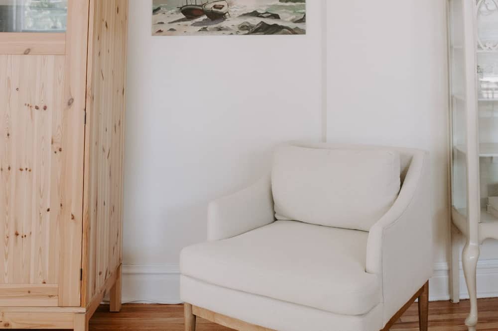 Photo of Livingroom in Glen Ellyn