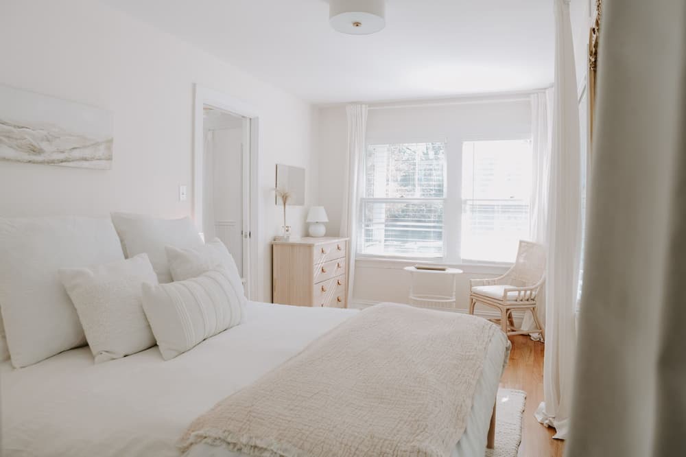 Photo of Bedroom in Glen Ellyn