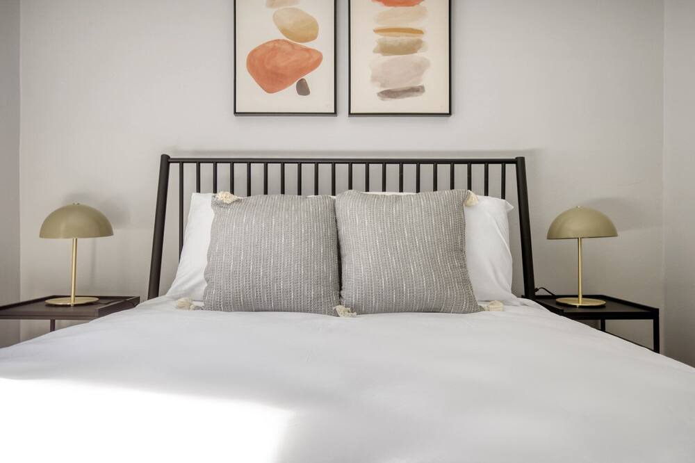 Photo of Bedroom in Lakeview