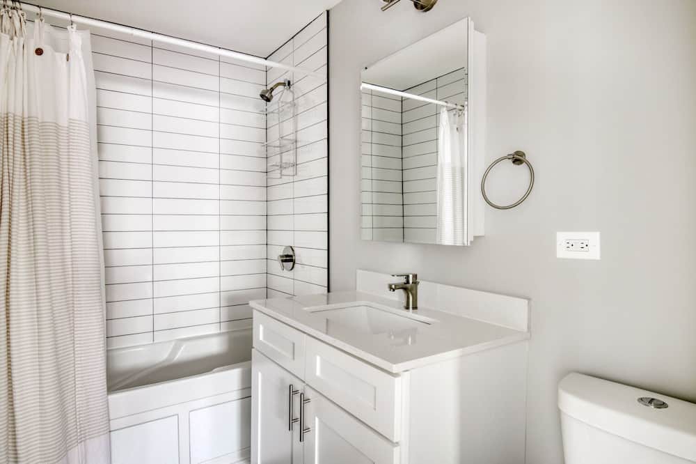 Photo of Bathroom in Lakeview