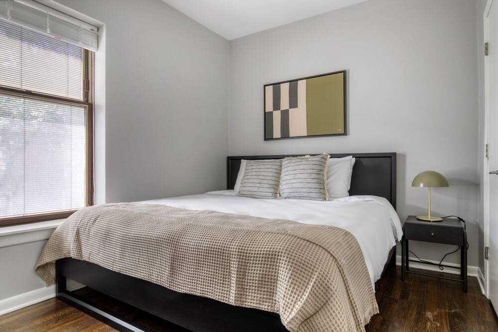 Photo of Bedroom in Lakeview