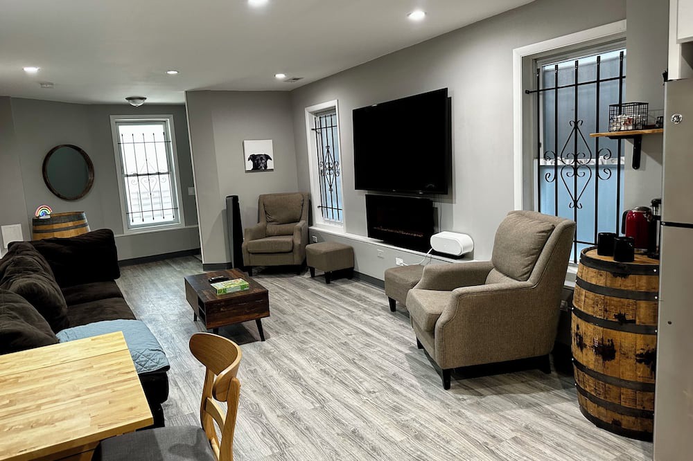 Photo of Livingroom in East Albany Park
