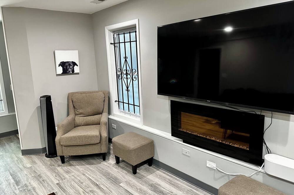 Photo of Livingroom in East Albany Park