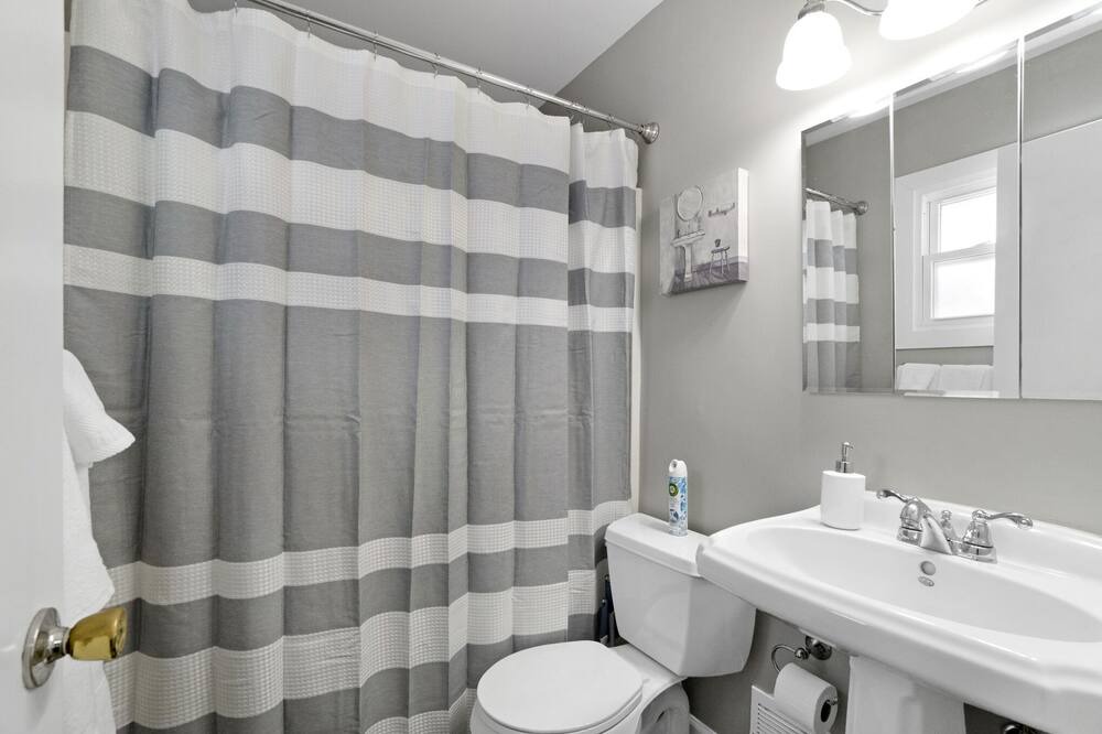 Photo of Bathroom in Elk Grove Village