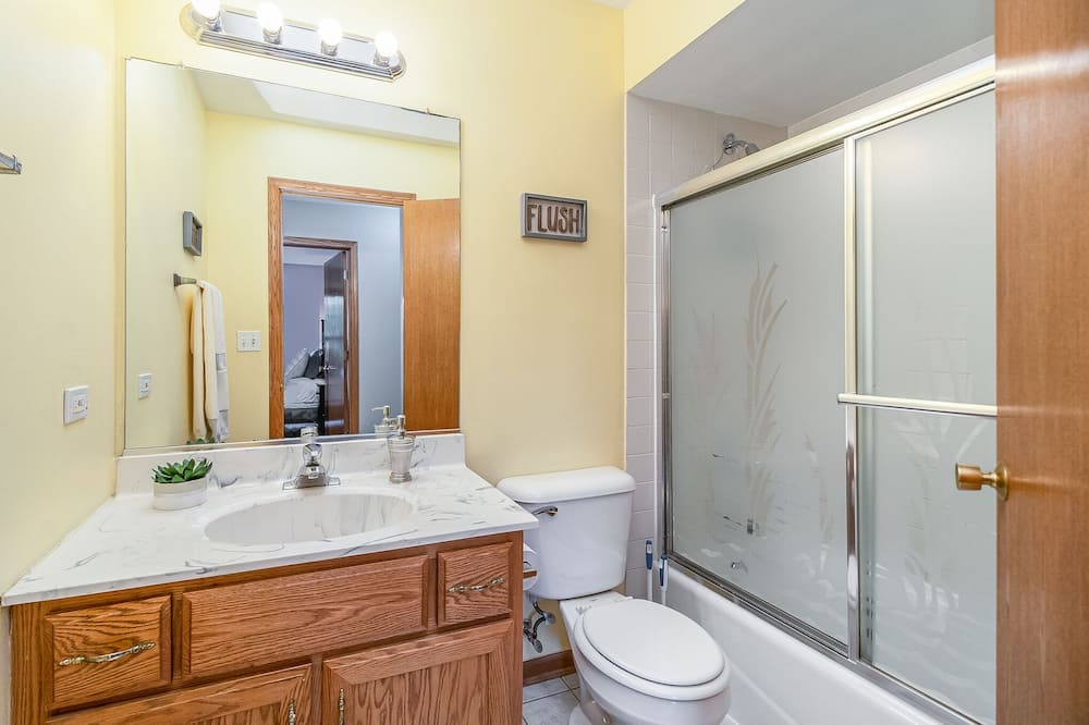Photo of Bathroom in Woodridge