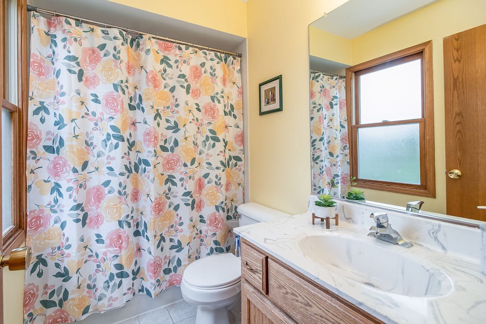 Photo of Bathroom in Woodridge