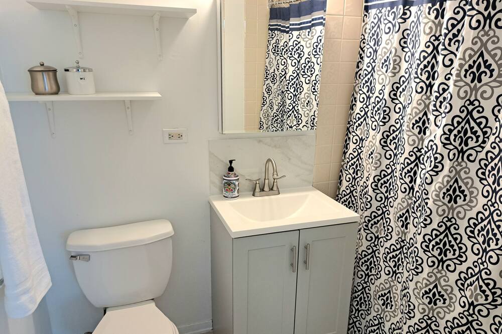 Photo of Bathroom in Roselle