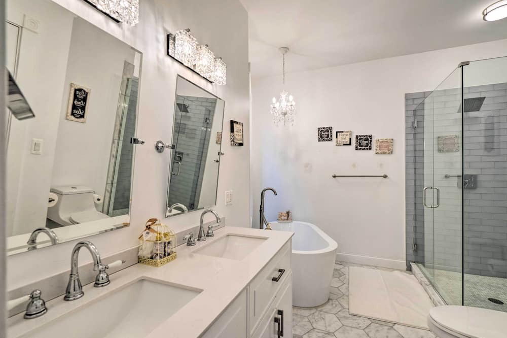 Photo of Bathroom in Grand Boulevard