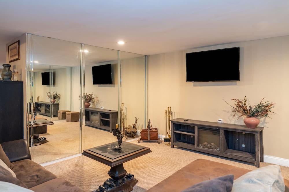 Photo of Livingroom in Beverly