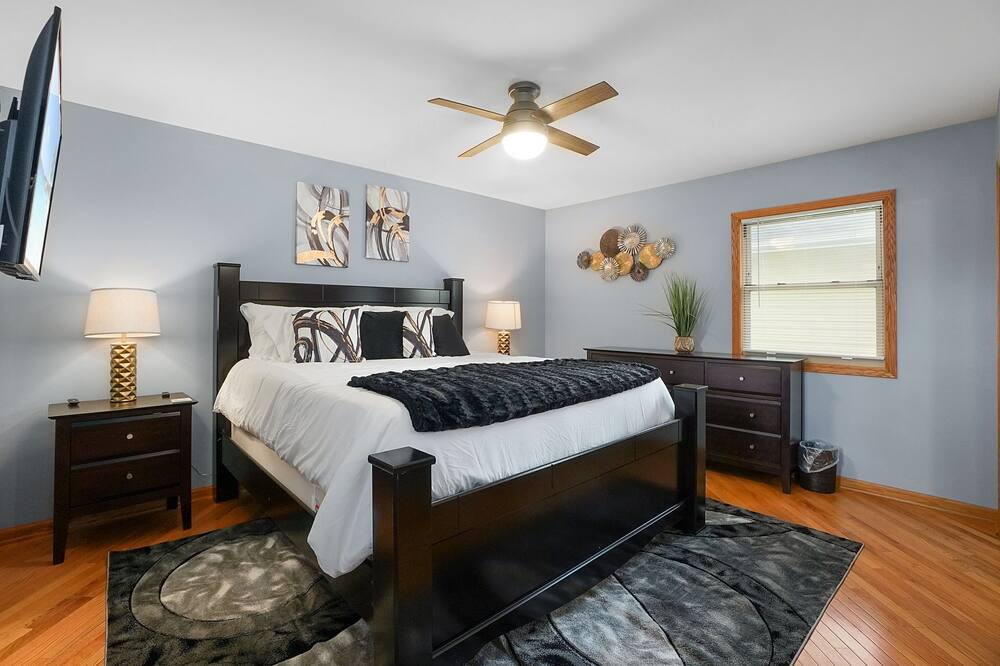 Photo of Bedroom in Elk Grove Village