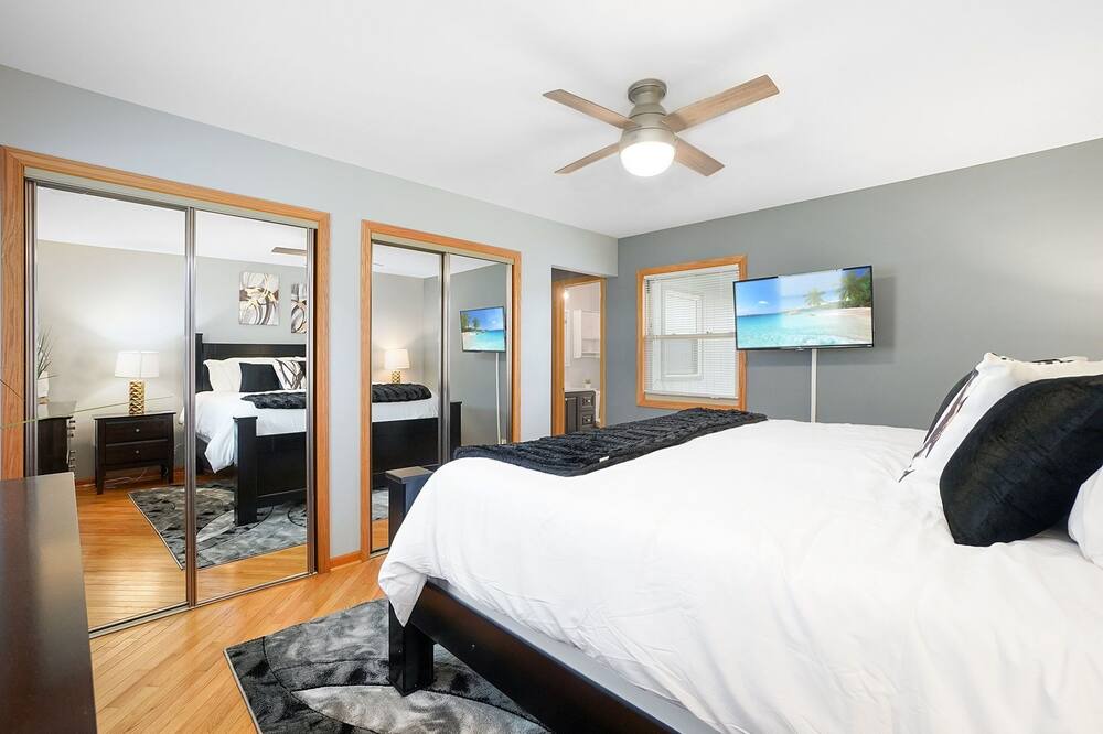Photo of Bedroom in Elk Grove Village