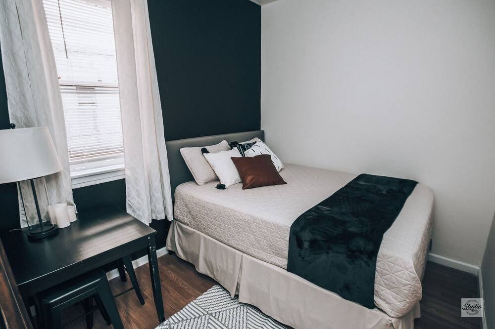 Photo of Bedroom in Pulaski Park