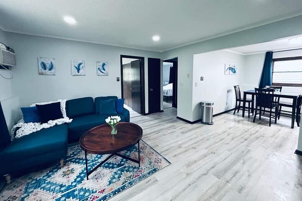 Photo of Livingroom in DeKalb