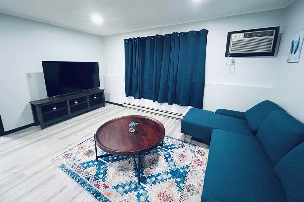 Photo of Livingroom in DeKalb
