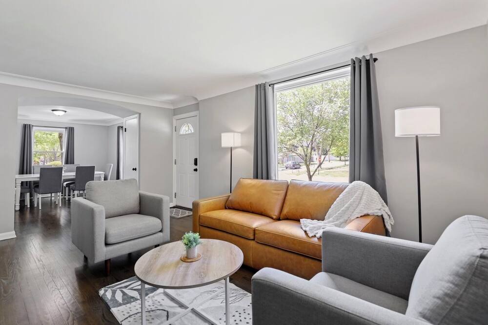 Photo of Livingroom in Broadview