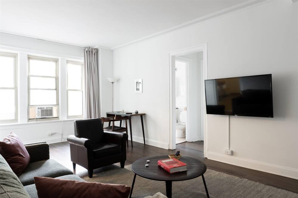 Photo of Livingroom in East Hyde Park