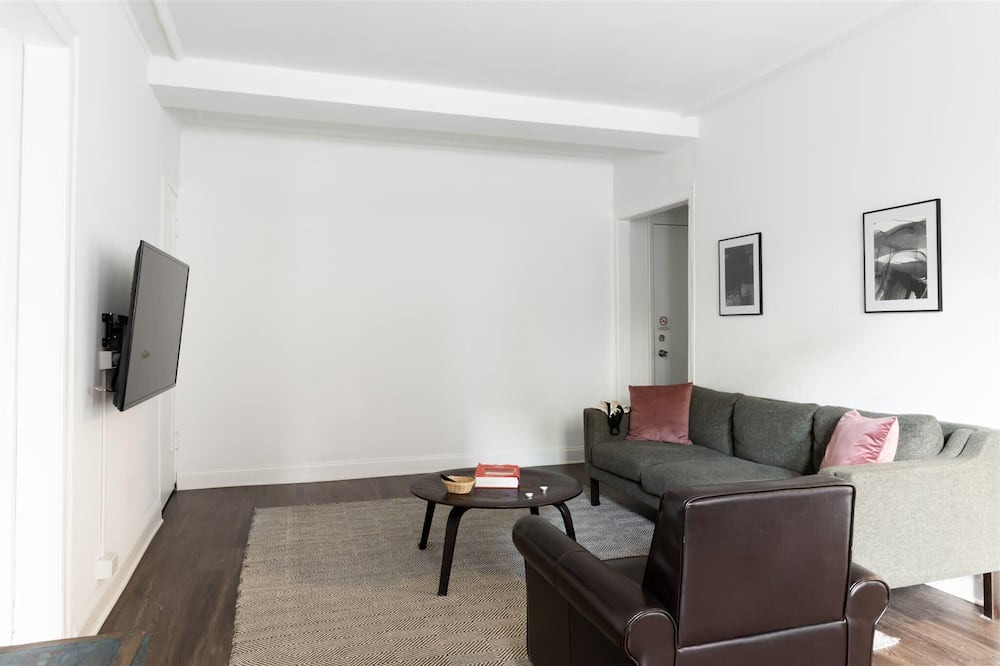 Photo of Livingroom in East Hyde Park
