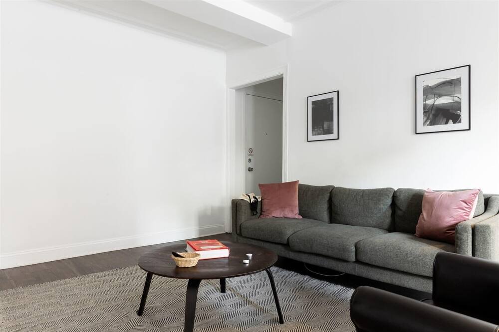 Photo of Livingroom in East Hyde Park
