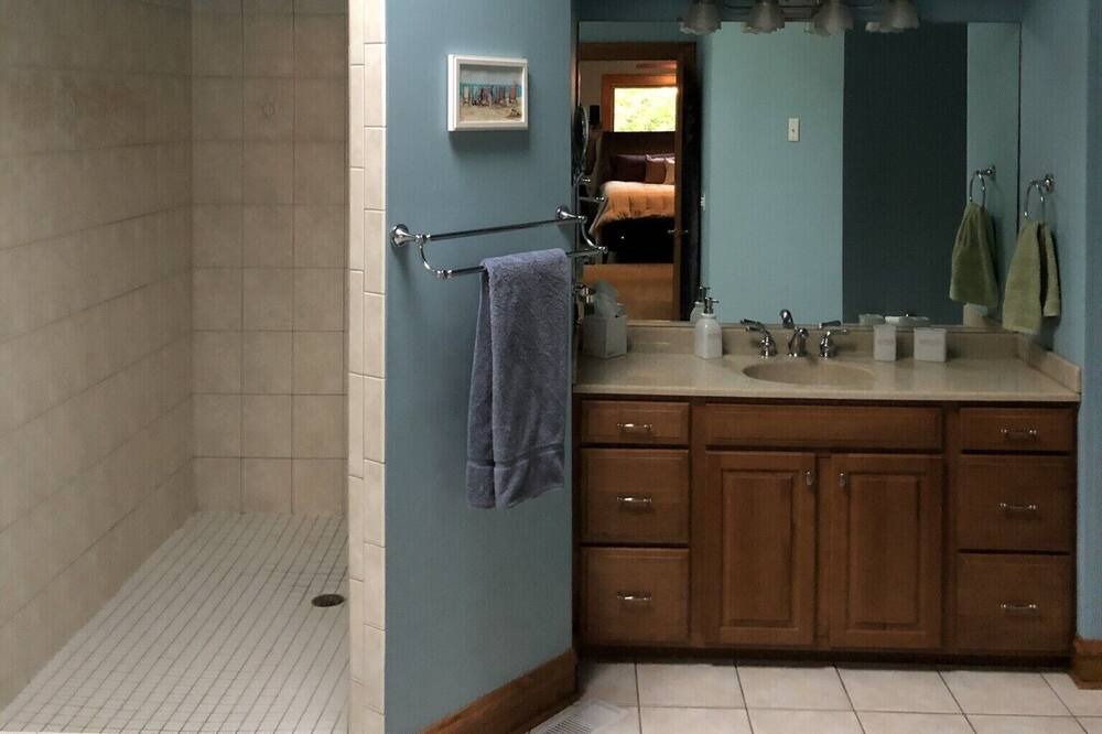 Photo of Bathroom in Newark