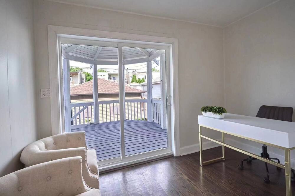 Photo of Livingroom in Ravenswood