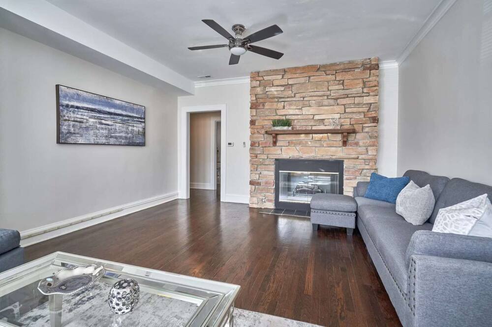 Photo of Livingroom in Ravenswood