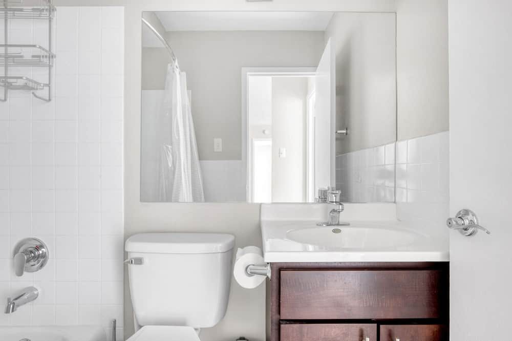Photo of Bathroom in Edgewater Beach