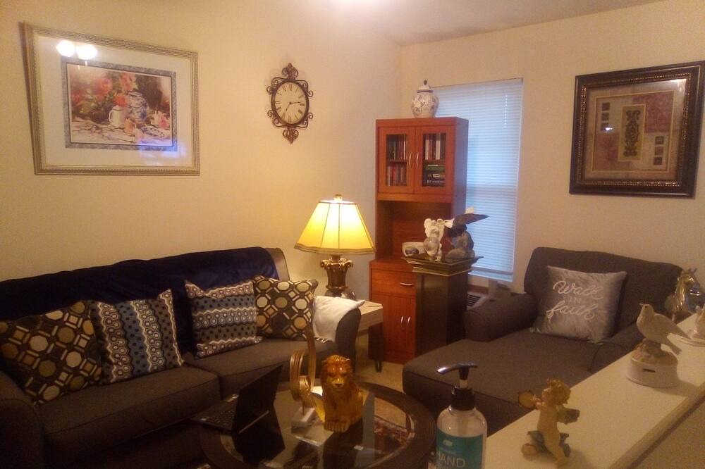 Photo of Livingroom in Champaign