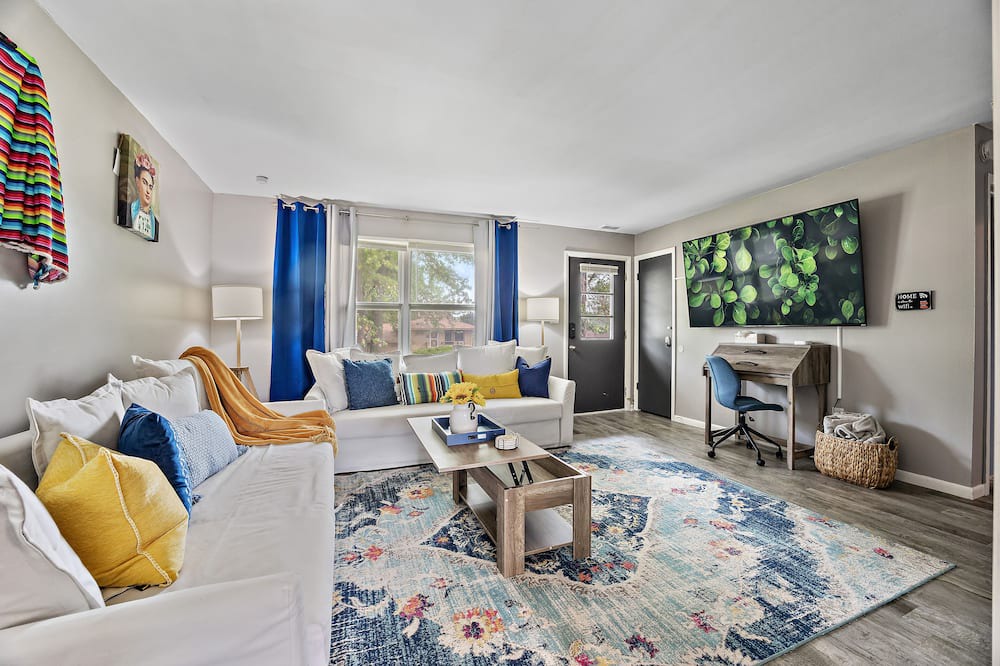 Photo of Livingroom in Aurora
