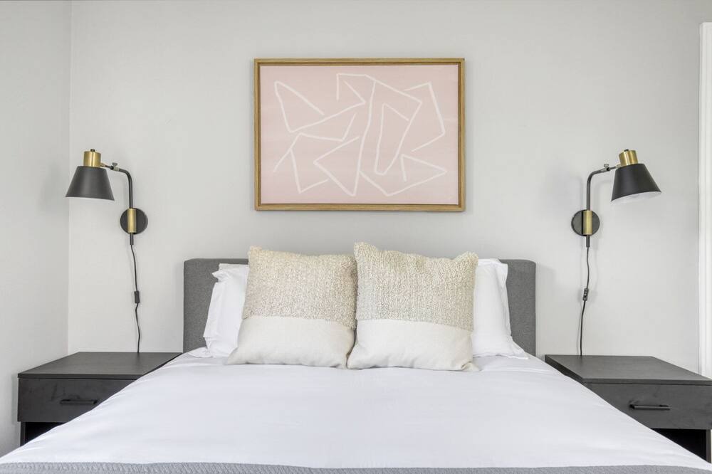 Photo of Bedroom in Lakeview