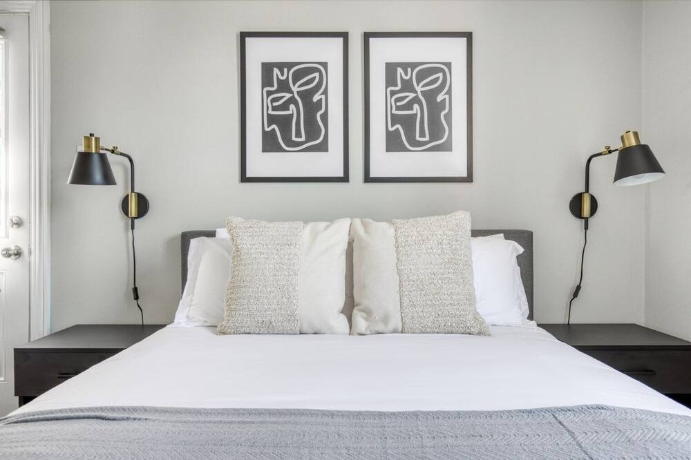 Photo of Bedroom in Lakeview
