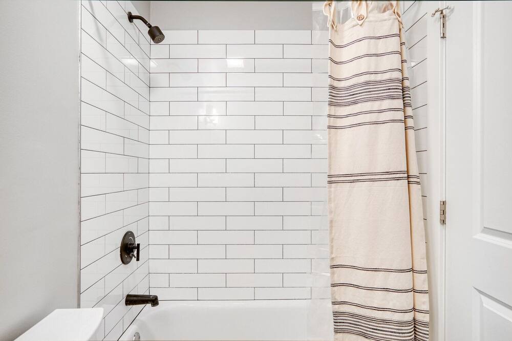 Photo of Bathroom in Lakeview