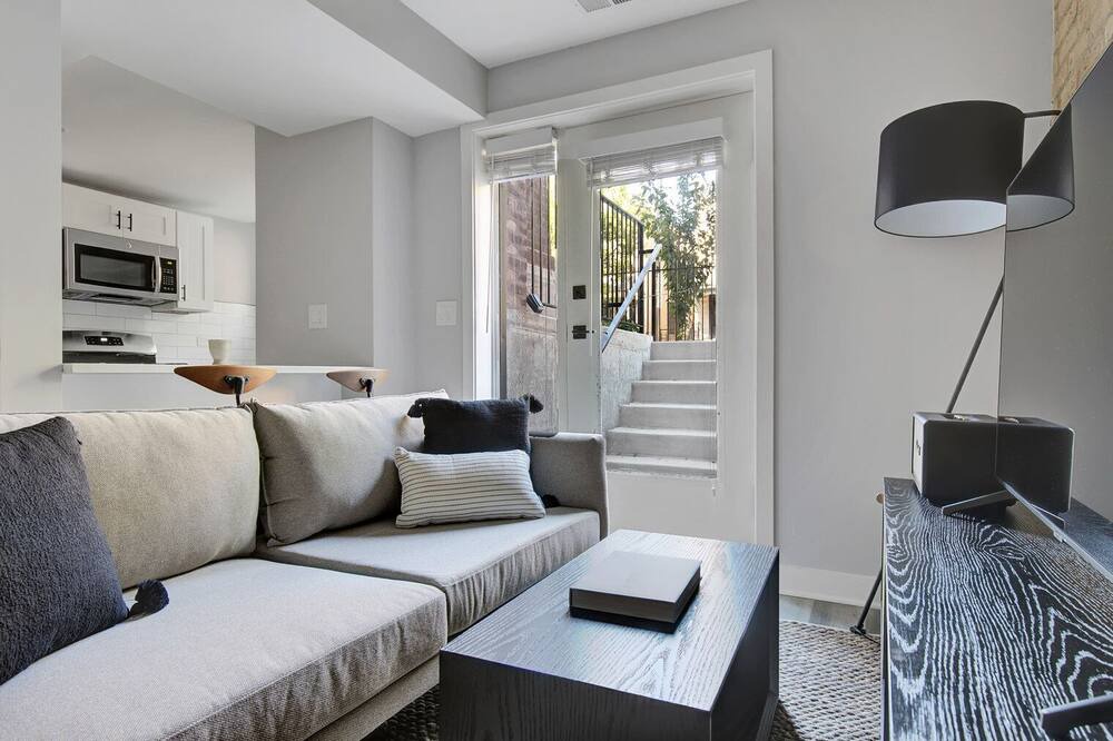 Photo of Livingroom in Edgewater