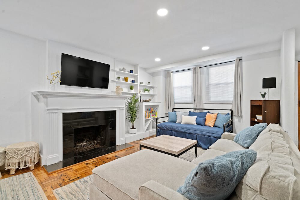 Photo of Livingroom in Old Town Triangle