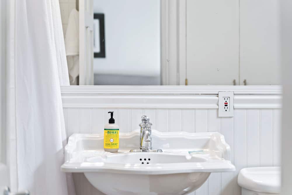Photo of Bathroom in Old Town Triangle