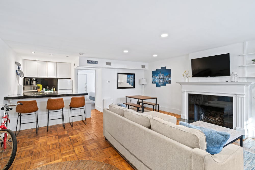 Photo of Livingroom in Old Town Triangle
