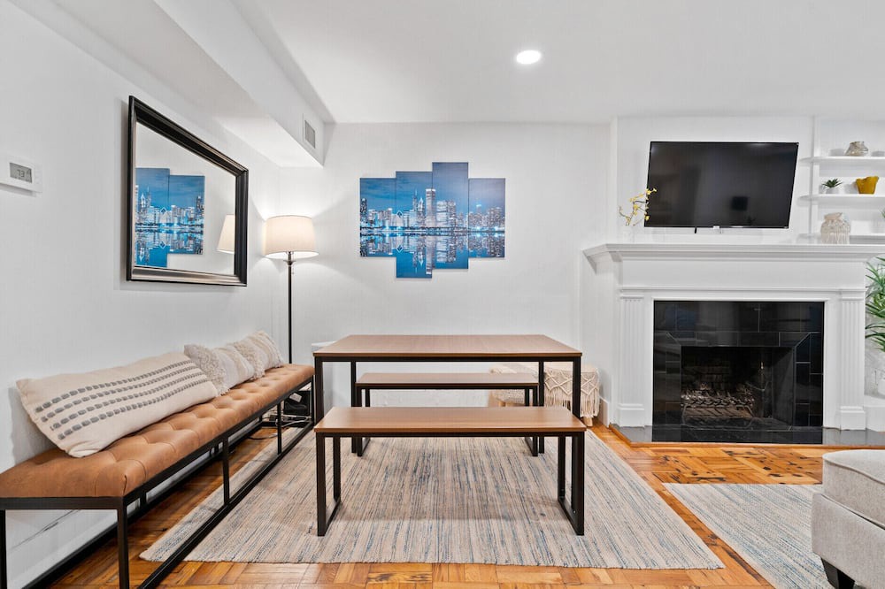 Photo of Livingroom in Old Town Triangle