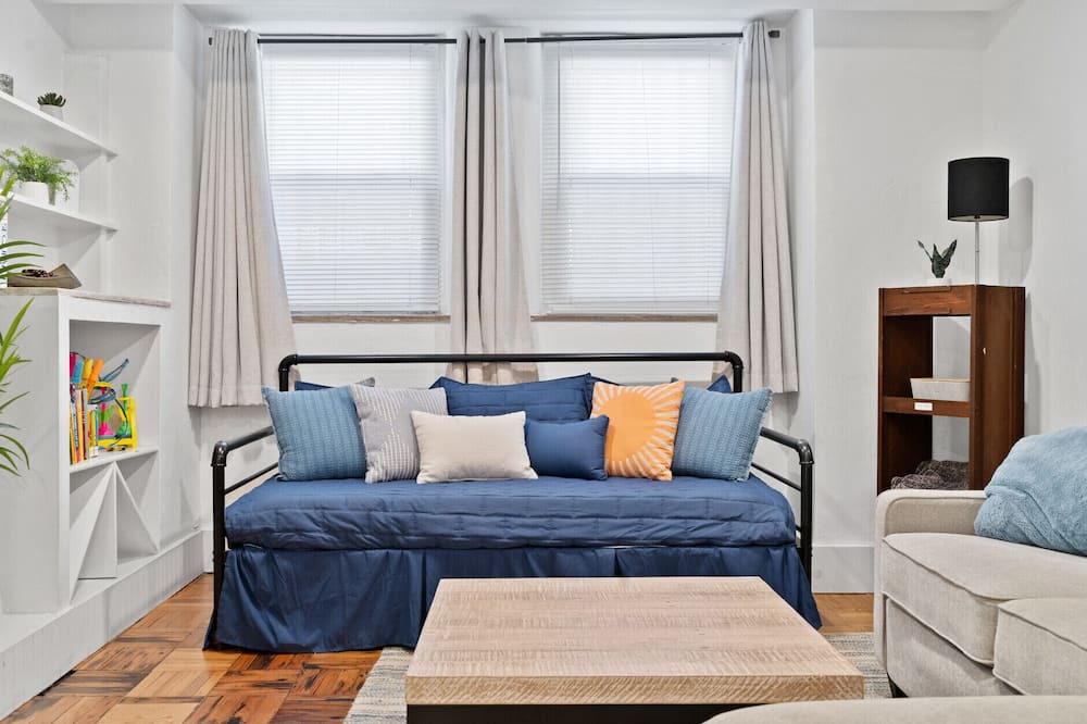 Photo of Livingroom in Old Town Triangle