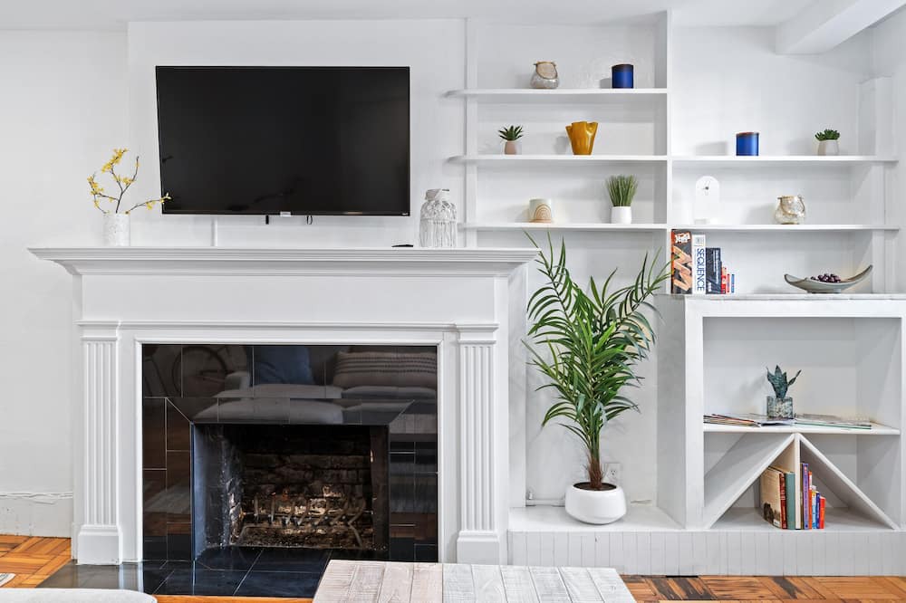 Photo of Livingroom in Old Town Triangle