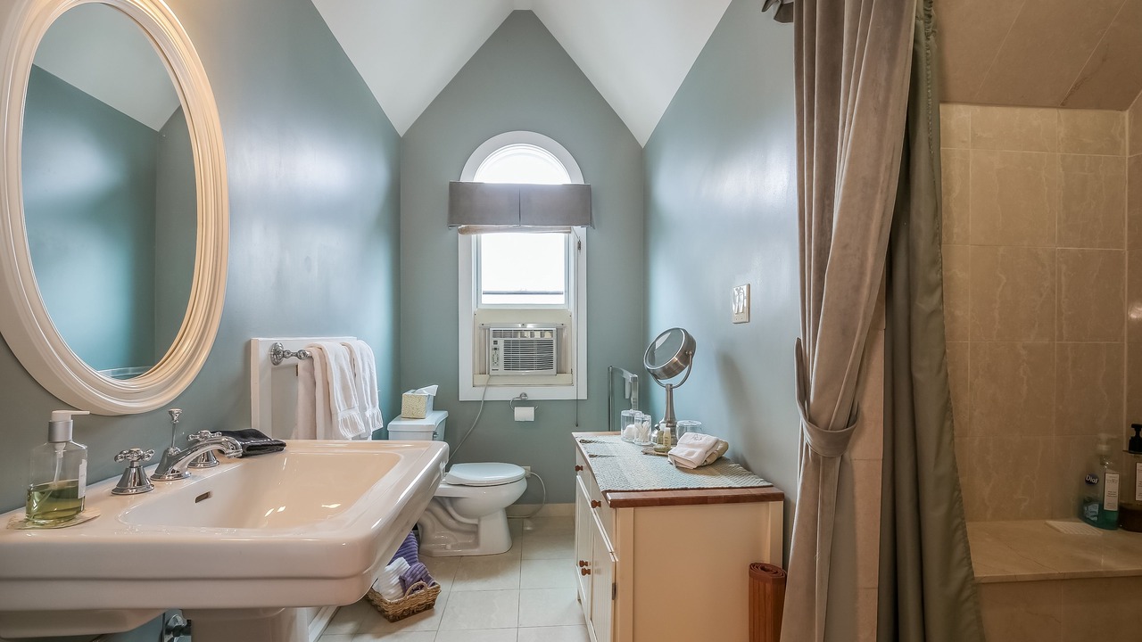 Photo of Bathroom in Oak Park